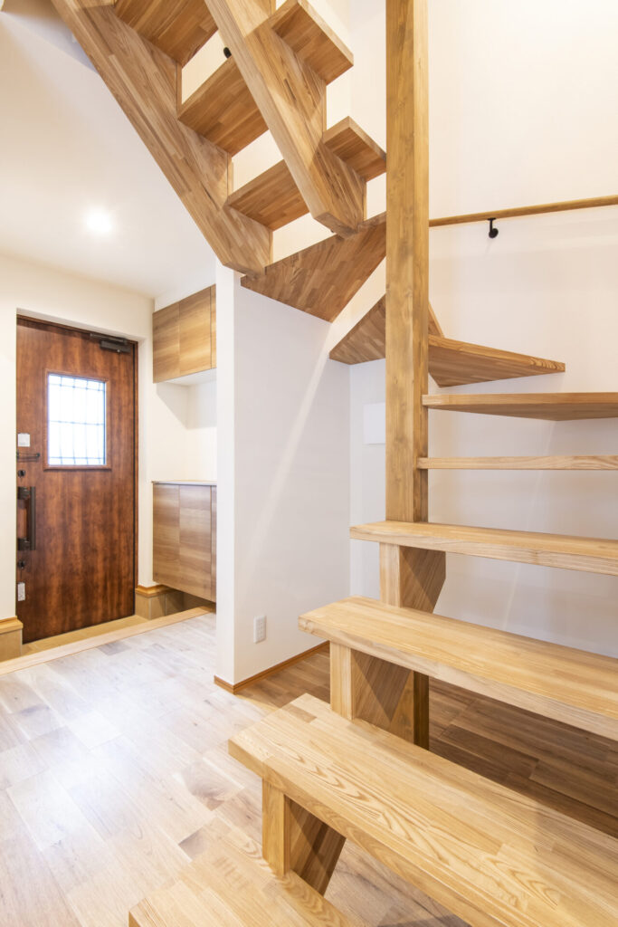 圧迫感のない木製のオープン階段